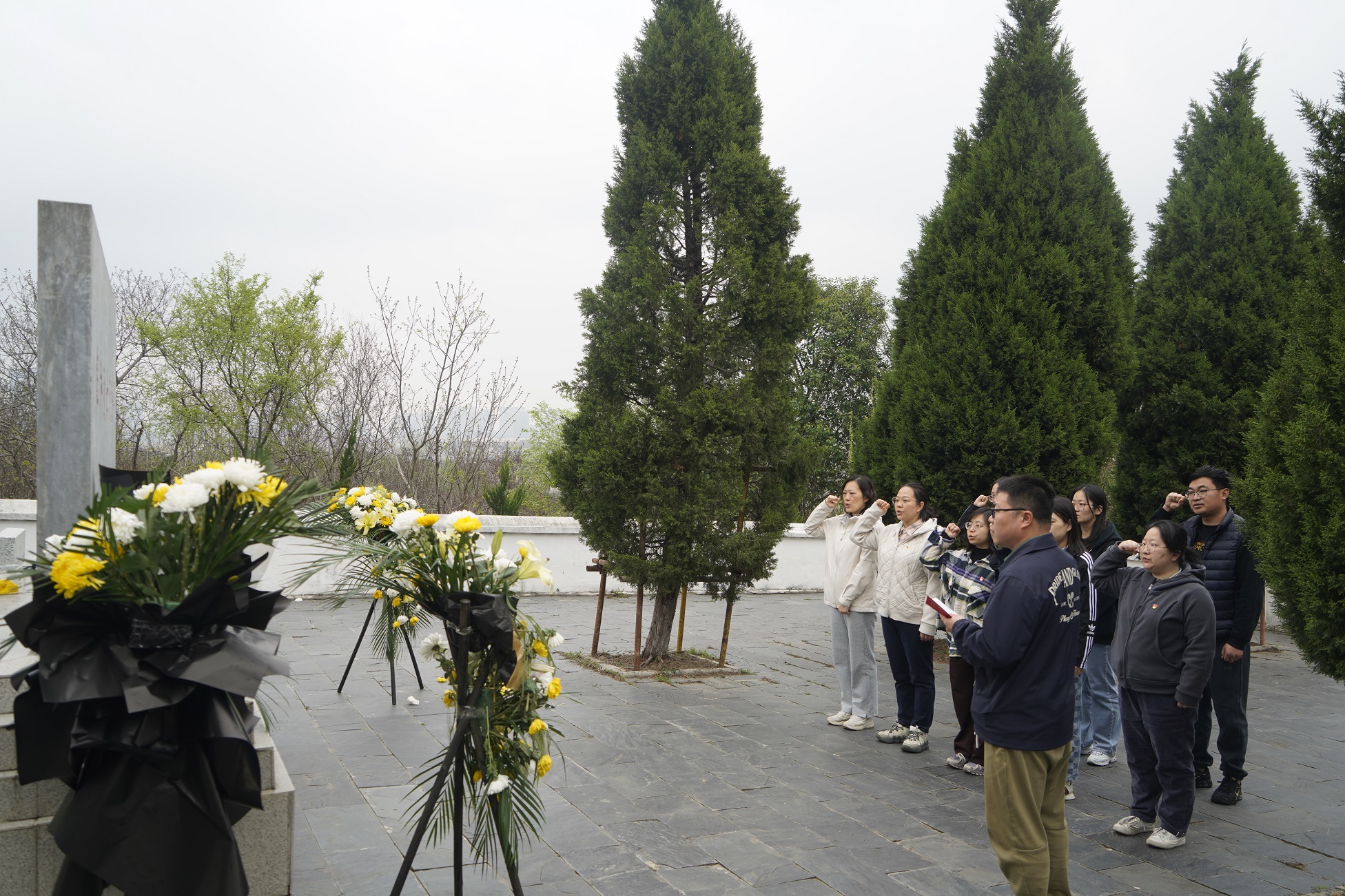 1776059889670448.jpg 4-6人事科(党建监察室)——市食药检院开展方山烈士公墓祭扫活动(4.13).JPG