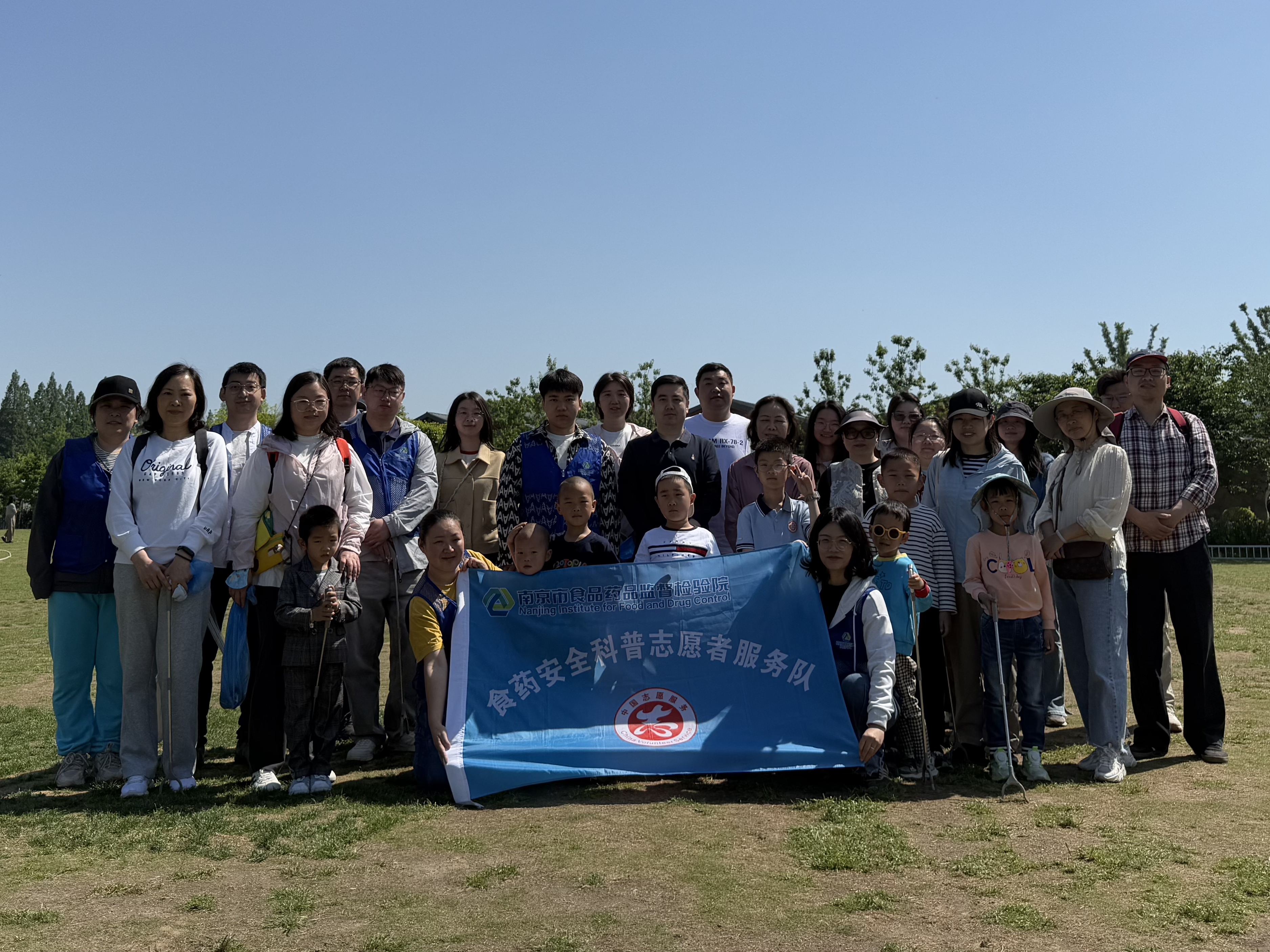 5-5审查科——市食药检院开展“志愿环湖路 文明伴我行”五四青年节活动（5.7）.jpg